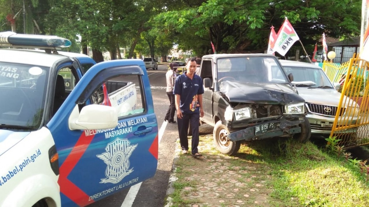 Sebuah mobil berjenis Pick up berwarna hitam, hantam mobil milik Kasat Binmas Polresta Pangkalpinang, di ruas Jl Kartini Nomor 3, Batin Tikal, Kecamatan Tamansari Kota Pangkalpinang, tepatnya di depan Hotel Jatiwisata terjadi pada Sabtu (22/12/2018)