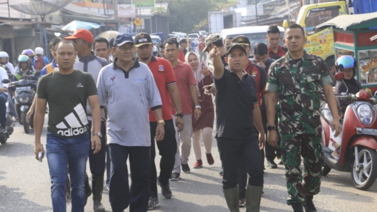 Maulan Aklil saat melakukan gotong royong di Pasar Induk Pangkalpinang, Jumat (18/10/2019).