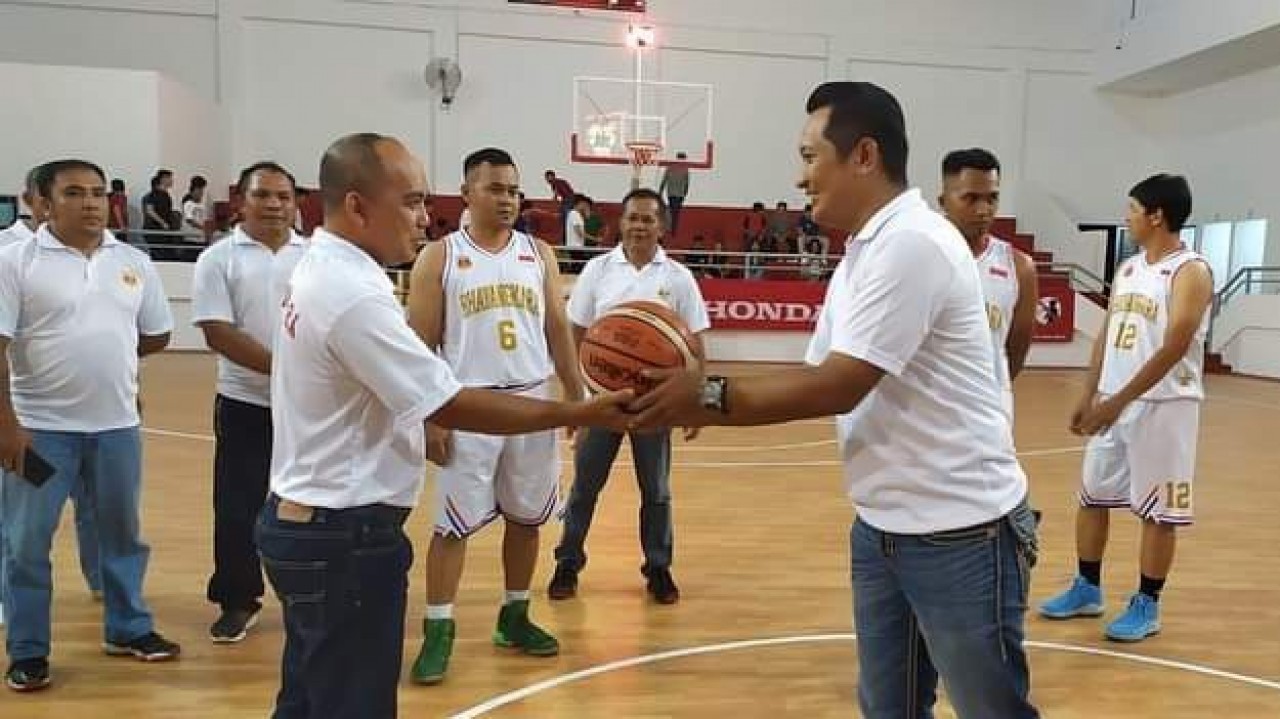 Walikota Pangkalpinang, Maulan Aklil beserta Kapolres Pangkalpinang, AKBP Iman Risdiono Septana, buka secara resmi Turnamen Bola Basket Hut Bhayangkara ke 73, di GOR BMNL Pangkalpinang Bangka Belitung, Sabtu (06/07/2019).
