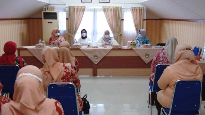 Pengurus Dharma Wanita Persatuan (DWP) Kota Pangkalpinang mengadakan pelepasan masa bakti Ketua DWP periode 2014-2019, Endang Suparyono di Sekretariat Tim Penggerak PKK Kota Pangkalpinang, Rabu (07/07/2021).