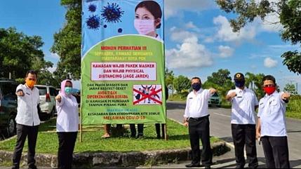 Pemasangan baliho imbauan kawasan wajib menggunakan masker dan jaga jarak di Pinang Tampuk Pura, Rabu(29/04/2020).