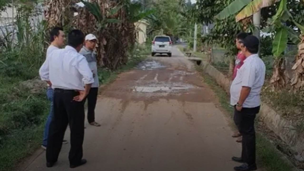 Ketua Fraksi Gerindra DPRD Kabupaten Bangka Tengah, Nandar saat tinjau lokasi keluhan warga Kelurahan Dul