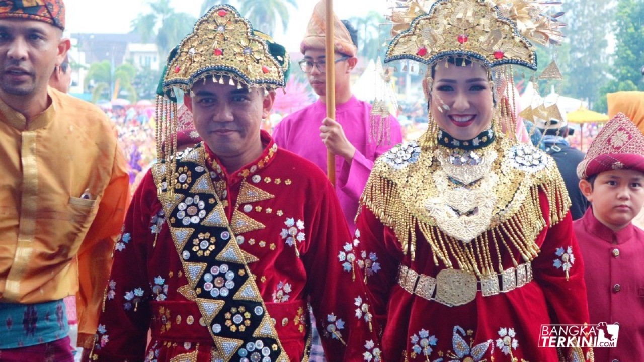 Dengan gaun pengantin khas Bangka Belitung, 61 pasangan yang ikut serta, uniknya lagi salah satu pesertanya ialah Walikota Kota Pangkalpinang, Maulana Aklil (Molen) bersama Monica istrinya, dan diarak mengelilingi Alun - Alun Taman Merdeka.