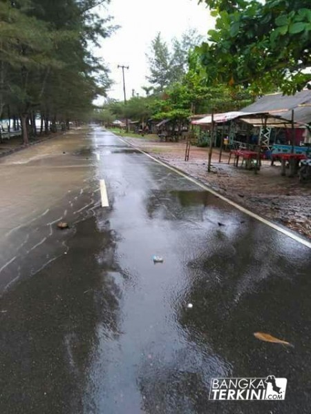 Banjir di Pesisir Pantai Pasir Padi karena Air Laut Pasang dan Curah Hujan Tinggi