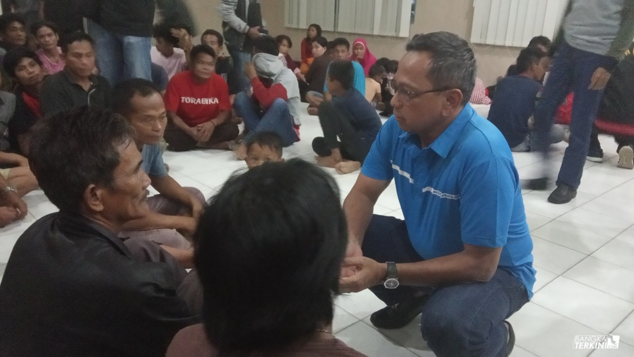 Kapolda Kep. Bangka Belitung saat melihat kondisi warga pendatang yang dievakuasi ke Mapolres Pangkalpinang, Sabtu (21/12/2019).