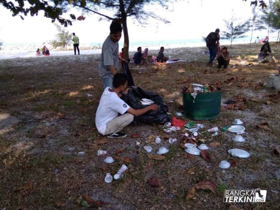 Dalam rangka memperingati hari habitat dunia, pemuda-pemudi bikers di Bangka peduli terhadap lingkungan dengan menggelar aksi bersih sampah, di Pantai Matras Kabupaten Bangka, Minggu (30/09/2018).