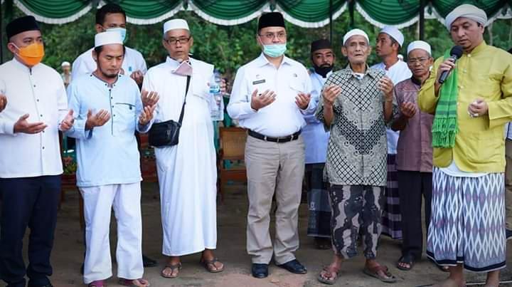 Gubernur Bangka Belitung (Babel), Erzaldi Rosman bersama Walikota Pangkalpinang Maulan Aklil lakukan peletakan batu pertama pembangunan pondok pesantren Nahdhotul Muhibbin, Senin (22/06/2020).