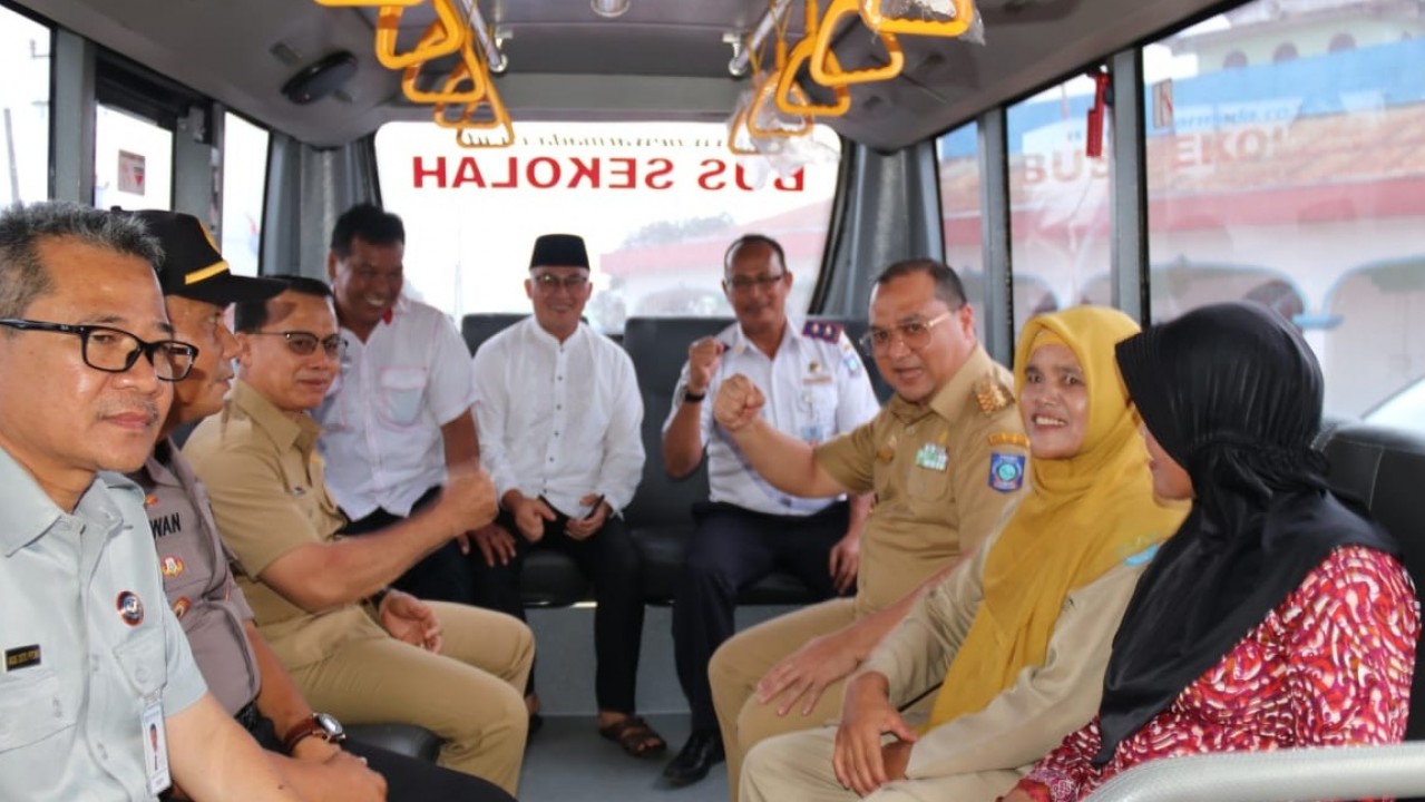 Penyerahan 3 unit Bus bantuan CSR dari Pemprov Babel, kepada Wakil Bupati Bangka, Syahbuddin, di Desa Pangkal Niur, Kecamatan Riau Silip, Kabupaten Bangka, Selasa (29/01/2019).