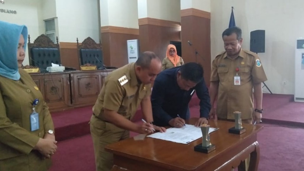 Walikota Pangkalpinang, Maulan Aklil dan Ketua DPRD Pangkalpinang Achmad Subaru saat tandatangani RPJMD di Ruang Paripurna DPRD Pangkalpinang, Selasa (07/05/2019).
