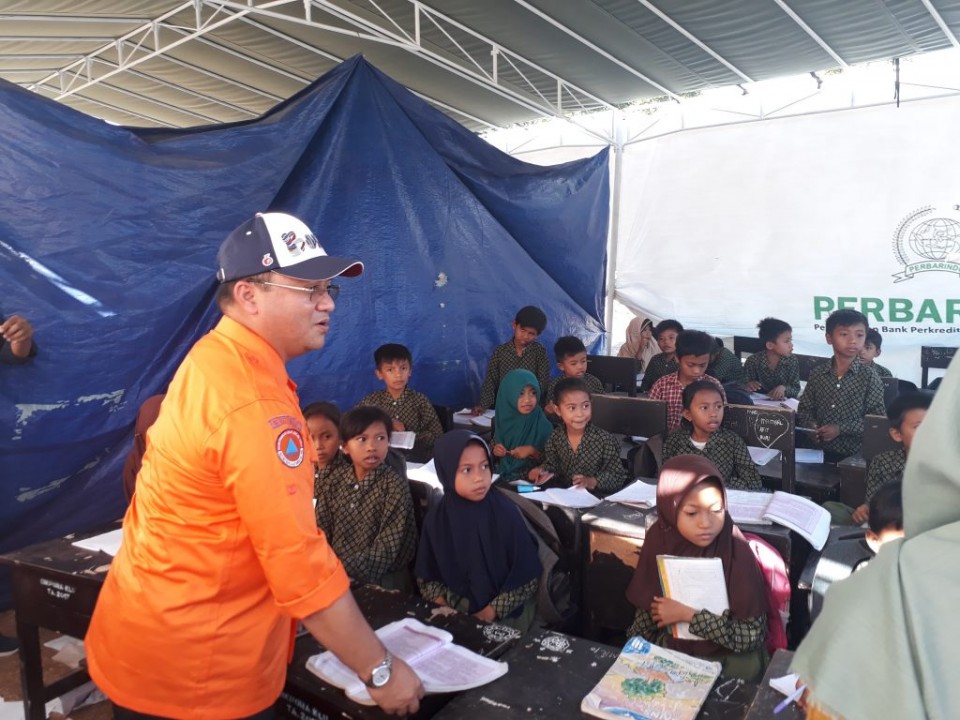 Erzaldi memberikan langsung bantuan masyarakat Babel melalui Gerakan Babel Peduli yang dikomandoi oleh Badan Penanggulangan Bencana Daerah (BPBD) babel, untuk membantu meringankan korban bencana di Lombok, Kamis (18/10/2018).