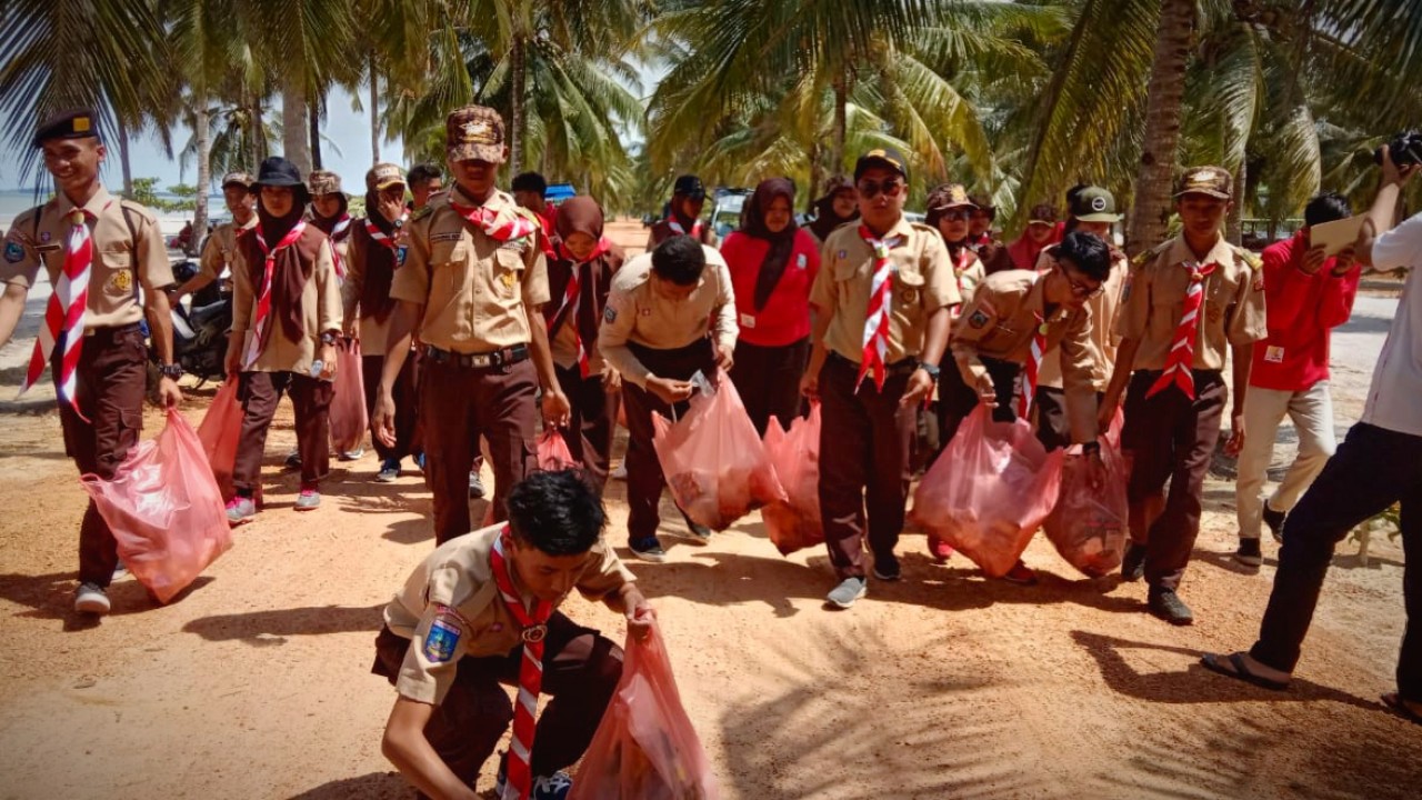 Pemuda Kecamatan Bakam Bersihkan Sampah di Pesisir Pantai Tuing, Minggu (08/03/2020).