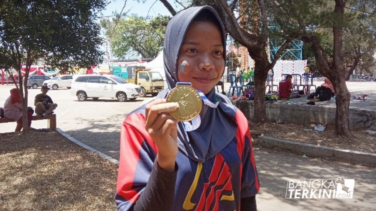 Peraih emas untuk babel, Ririn atlet panjat tebing pada Porwil X Sumatera di Bengkulu.