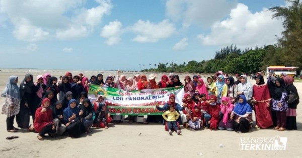 family gathering LDII, di Pantai Pasir Padi, Minggu (13/05/2018).