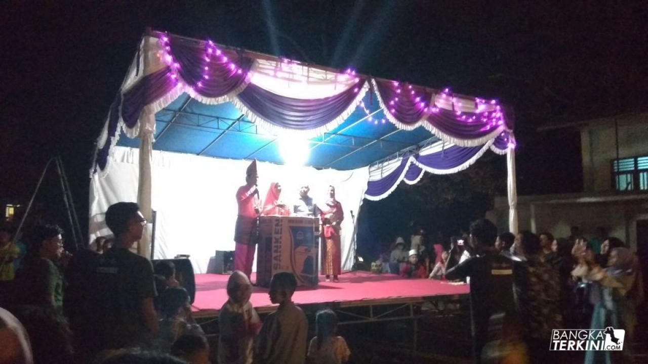 peserta Kuliah Kerja Nyata (KKN) UGM melakukan perpisahan dengan masyarakat Desa Kemuja, Jumat malam (03/08/2018)