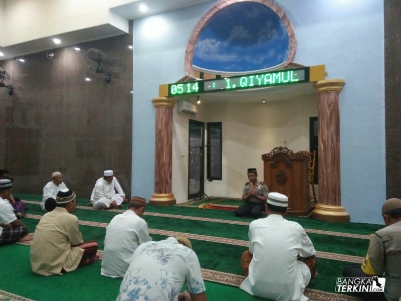 Jajaran Polsek Bukit Intan, yang melaksanakan shalat Subuh berjamaah di Masjid Al Huda Kelurahan Melintang Kecamatan Rangkui Pangkalpinang, Kamis (12/04/2018).