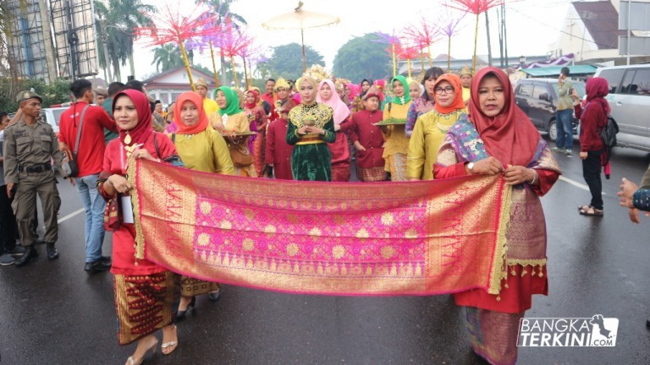 Peserta nikah massal Festival Kota Beribu Senyuman di arak mengelilingi Alun-alun.