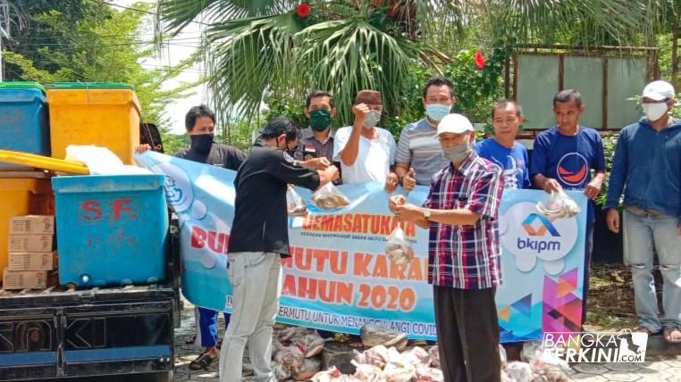 Anggota DPRD Bangka Tengah Dapil III, Anandar Fraksi Gerinda bagikan ikan segar dari Kementerian Kelautan dan Perikanan untuk warga. 