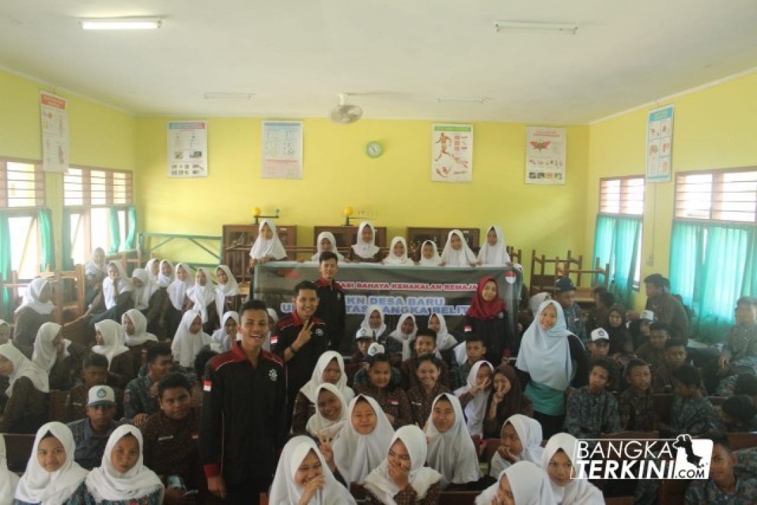Mahasiswa KKN UBB Desa Baru, Saat Gelar Sosialisasi bahaya kenakalan remaja di SMP 5 Manggar, Belitung Timur.