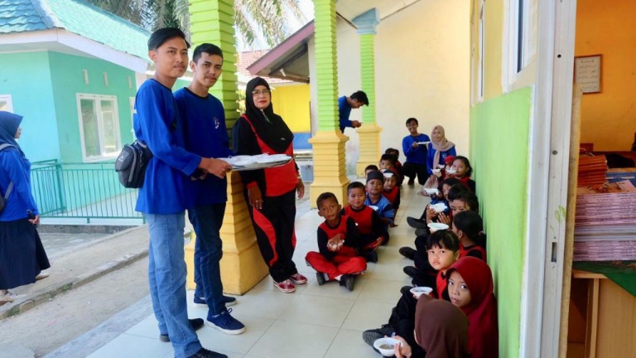 Gandeng Bangka Environment Creative Active of kawa (BECAK) Bangka Belitung (Babel), mahasiswa KKN Universitas Bangka Belitung (UBB) tanamkan pola hidup bersih di Kelurahan Tua Tunu Indah. Sabtu, (27/07/2019).