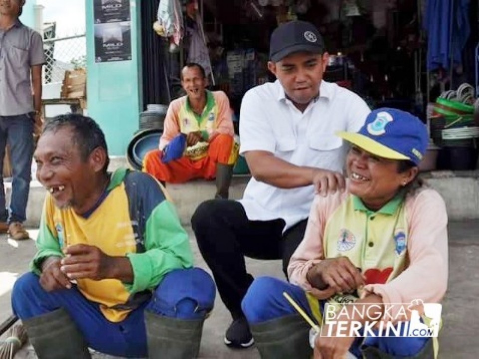 Maulana Aklil dan Sopyan, Pasangan Calon Walikota dan Wakil Walikota Pangkalpinang 2018, saat blusukan di Pasar Pagi, Kamis (26/04/2018).