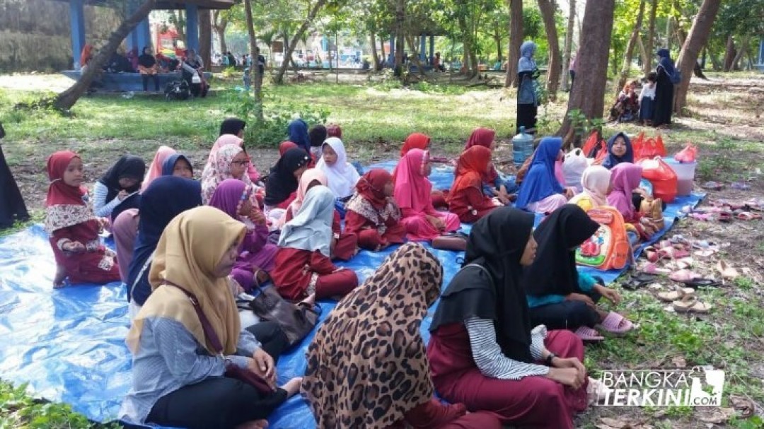 Taman Pendidikan Alquran (TPA) Nur Hasan membagikan raport santrinya di alam terbuka, yakni di Hutan Wisata Pantai Tanjung Pendam Kabupaten Belitung, Minggu (13/05/2018).