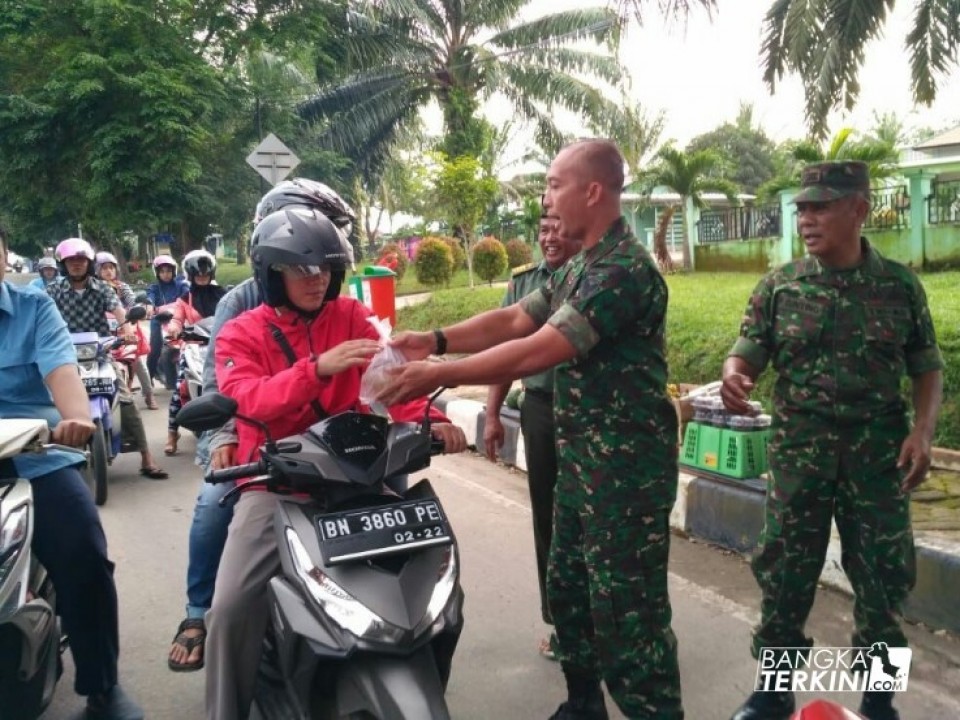 Kodim 0413/Bangka bagi-bagi takjil kepada pengendara yang melintas di Depan Makodim, Senin (21/05/2018).