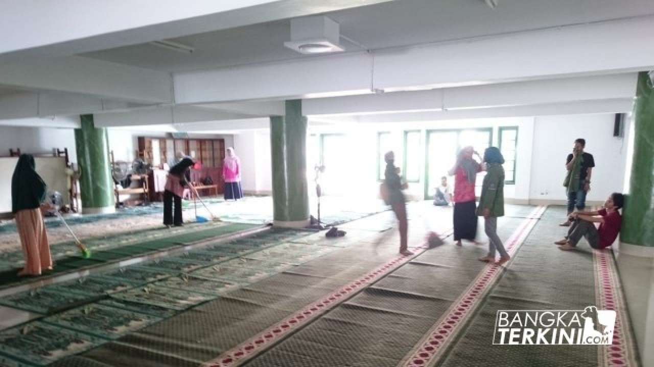 Insan Dan Sobat Ombusdman Babel, Bersihkan Masjid Jami' Pangkalpinang.