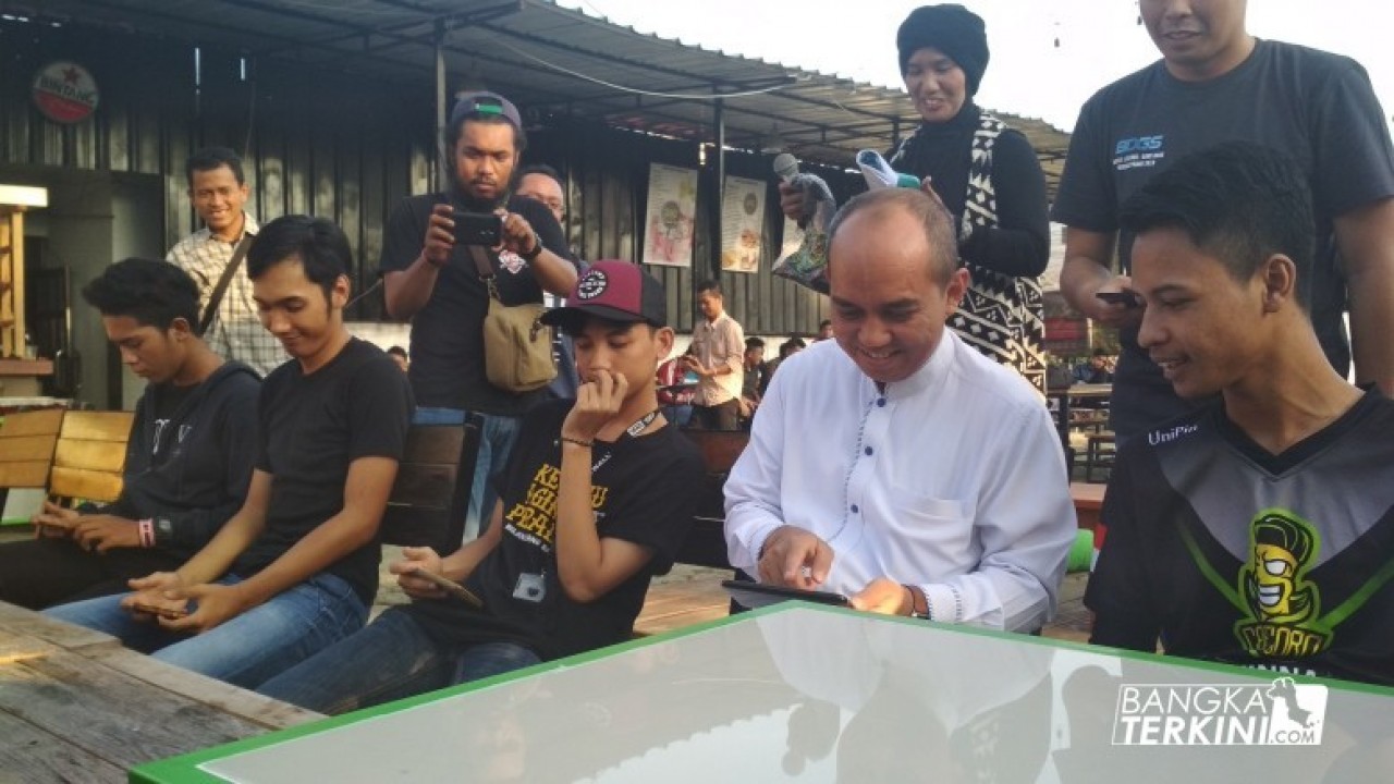 Maulan Aklil (Molen) ikut serta dalam kompetisi BINDYGEEKS (BDGS) Mobile Legends : Bang Bang Pangkalpinang 2018 yang bertempat di Cafe La Banca, Jalan Surabaya, Kelurahan Batin Tikal, Kecamatan Taman Sari, Kota Pangkalpinang, Sabtu (09/06/2018). 