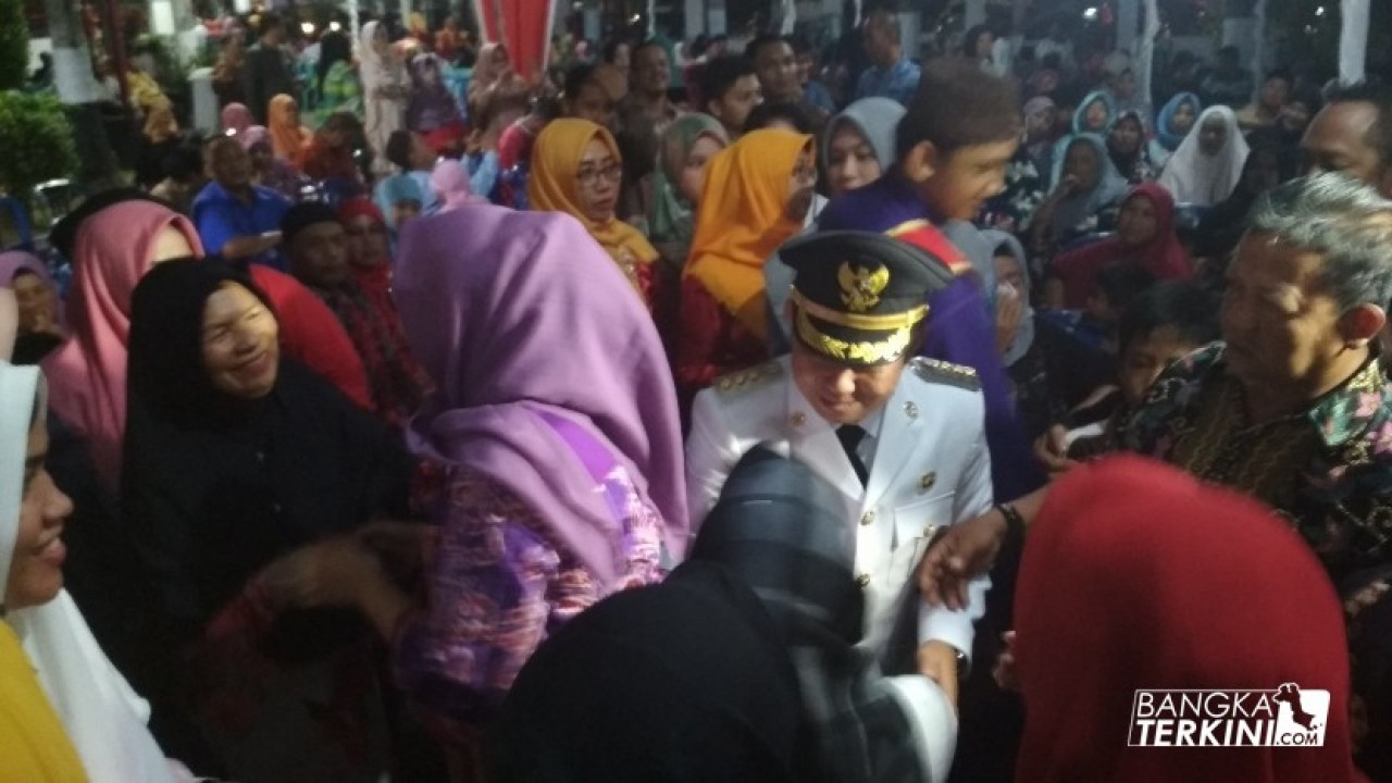 Walikota Pangkalpinang, Maulan Aklil beserta keluarga disambut hangat oleh masyarakat Pangkalpinang, saat tiba di Rumah Dinas Walikota pada malam syukuran dan silaturahmi.