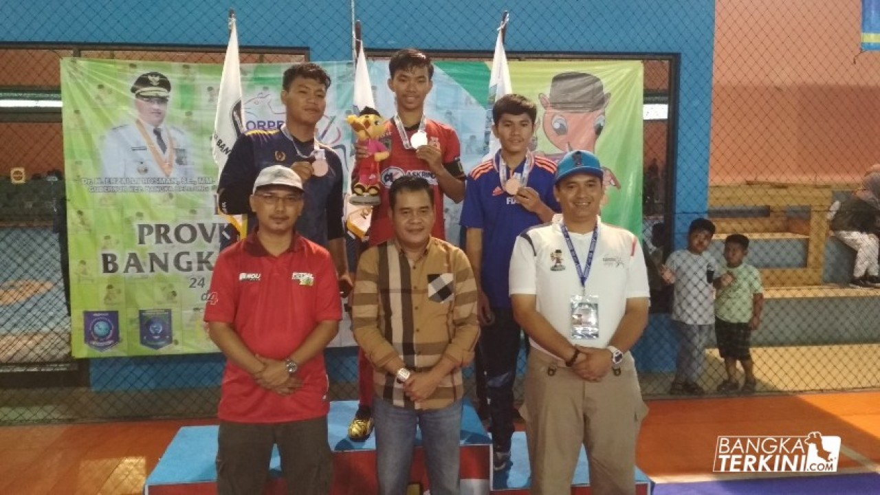Wabup Bateng, Yulianto Satin ditemani ketua AFP Babel Heri Suseno (Baju Merah) saat pemberian medali kepada pemenang pada cabor Futsal Porprov Babel ke V.