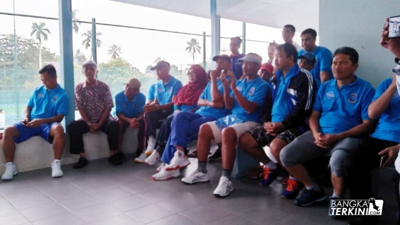 Walikota Pangkalpinang, Maulan Aklil membuka secara resmi Pertandingan Persahabatan Tenis Lapangan, dalam rangka festival Kota Beribu Senyuman Kota Pangkalpinang, di Lapangan Tenis Bukit Baru, komplek Timah, Jum'at (21/12/2018). 