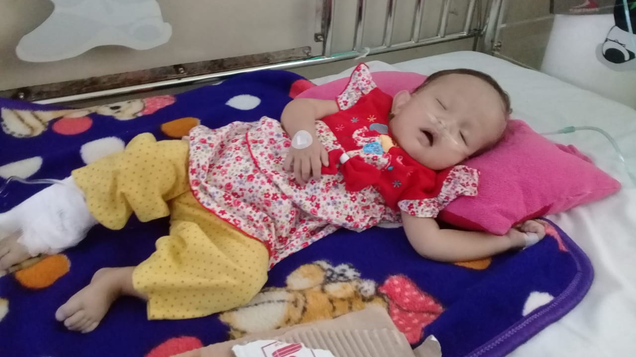 Balita berusia 13 Bulan, di vonis menderita penyakit jantung bocor sejak lahir yakni
bernama Assyfa Putri Zaskia