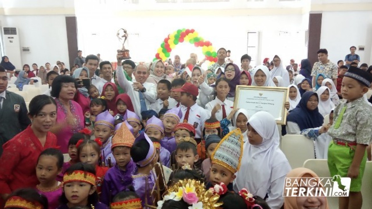 Walikota Pangkalpinang, Maulan Aklil foto bersama anak - anak Pangkalpinang dengan menunjukkan penghargaan (piala) Pangkalpinang menjadi Kota Layak Anak tingkat Pratama.