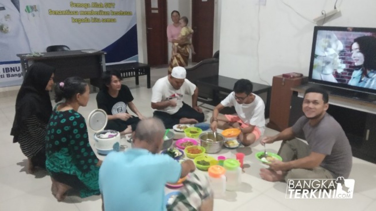 Yendri Masak untuk pasien dan keluarga jaga di Rumah Singgah Pemda Bangka Tengah, Jakarta.