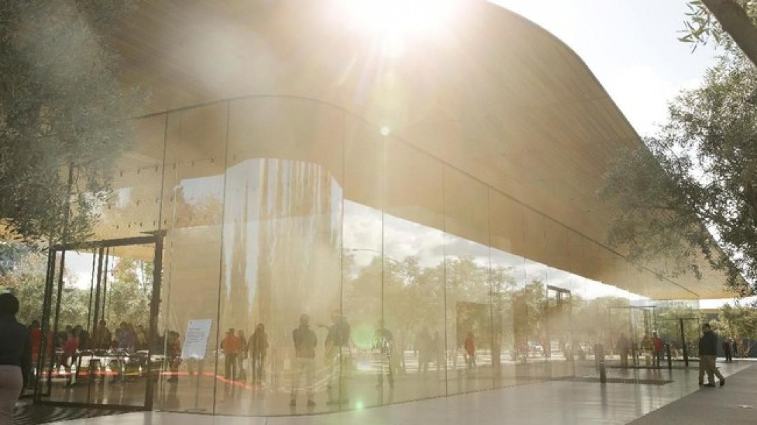 Apple akhirnya meresmikan visitor center di salah satu banguna yang terletak di Apple Park di Cupertino, California, Amerika Serikat. (REUTERS/Elijah Nouvelage)