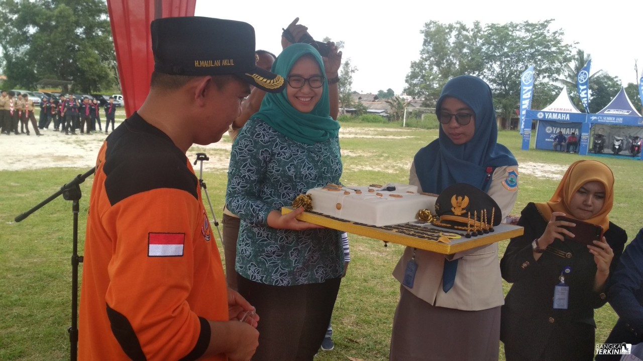 Walikota Pangkalpinang, Maulan Aklil mendapatkan Kejutan di hari ulang tahunnya, saat memimpin upacara Hut BPBD, di Lap. Bola Pariy Lalang, Senin (04/03/2019).