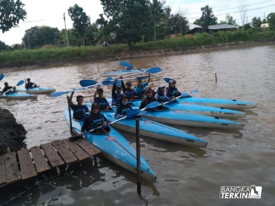 Pramuka Saka Bahari yg merupakan binaan pangkalan TNI AL Bangka Belitung menggelar ujian kecakapan khusus dayung perahu kayak, di Kolong Retensi Kacang Pedang Jembatan 12 Pangkalpinang, Sabtu (30/06/2018).