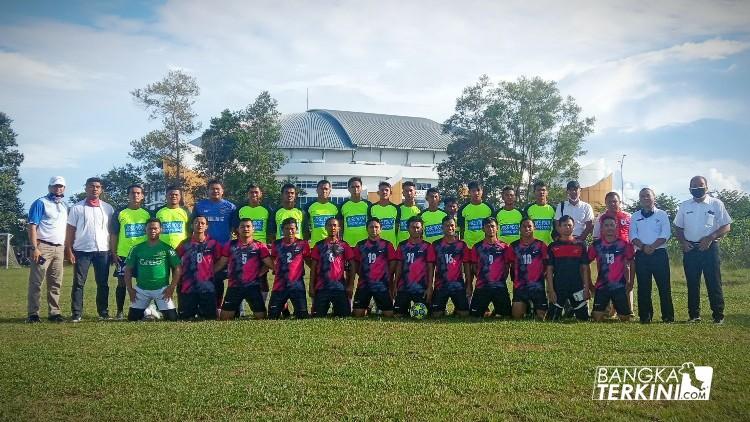 Laga persahabatan PS. Pemkot (bawah) dengan Pemain - Pemain Sepak Bola lokal Bangka Belitung (atas), di Lapangan Sepak Bola GOR Sahabudin, Rabu (15/07/2020).