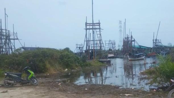Puluhan tambang timah ilegal Rajuk mulai beraktivitas kembali di kawasan Kolong (Sungai) Kenari eks PT. Kobatin, Kelurahan Berok Kecamatan Koba Kabupaten Bangka Tengah.