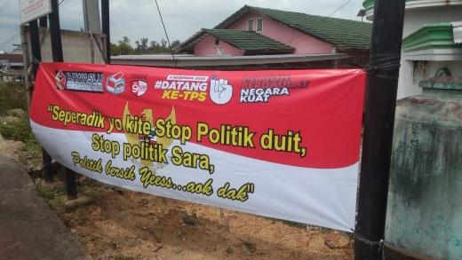 Persatuan Wartawan Indonesia (PWI) Kabupaten Bangka Tengah melakukan pemasangan spanduk yang berisi larangan melakukan politik uang dan politik SARA.