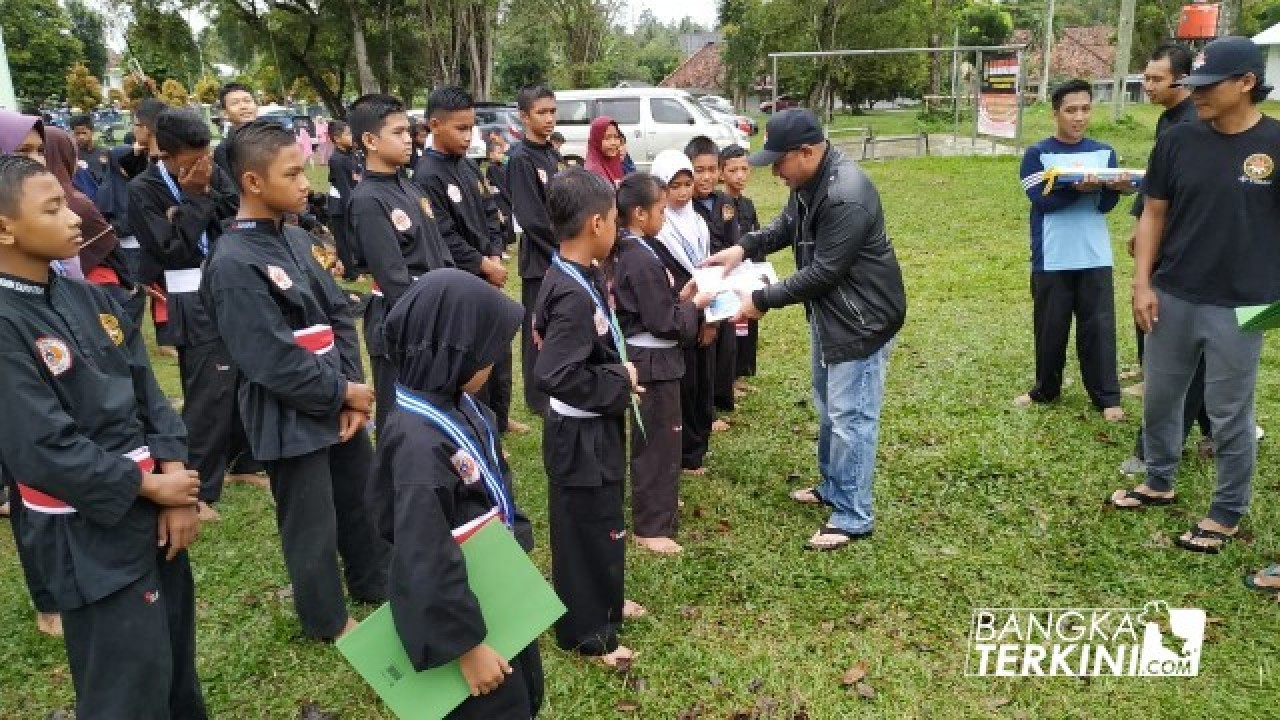 Pencak Silat Satria Muda Indonesia (SMI) Timah Pangkalpinang, berikan piagam dan reward kepada para pesilat yang meraih juara, pada saat Kejuaraan Pencak Silat antar perguruan yang diadakan oleh IPSI Babel pada 26 sampai dengan 29 Desember 2018 lalu, Minggu (20/01/2019).