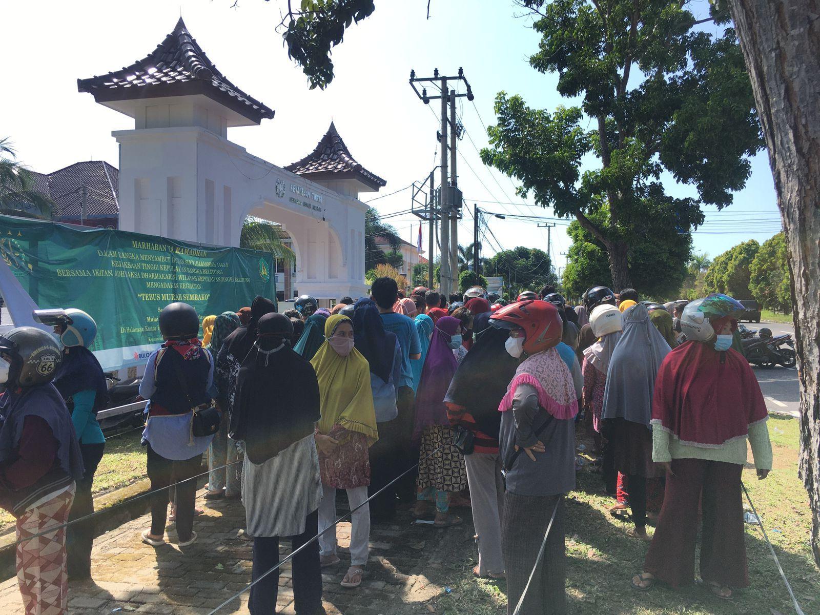 Ratusan Masyarakat Antri Sembako Murah di Kejati Bangka Belitung (Babel).
