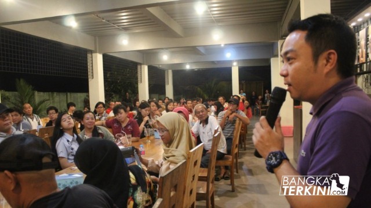 Ratusan relawan berkumpul memberikan dukungan kepada Alexander Fransiscus, sebagai calon legislatif DPD RI 2019-2024 perwakilan Bangka Belitung, di rumah makan Ayam Jabrik, Selasa (06/11/2018).