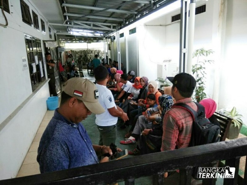 Relawan Endang Kusumawaty-Ismiryadi (Eksis) mendampingi Cawako EKSIS Dodot saat penyerahan berkas P21 kepada kejaksaan negeri kota Pangkalpinang, Senin (09/04/2018).