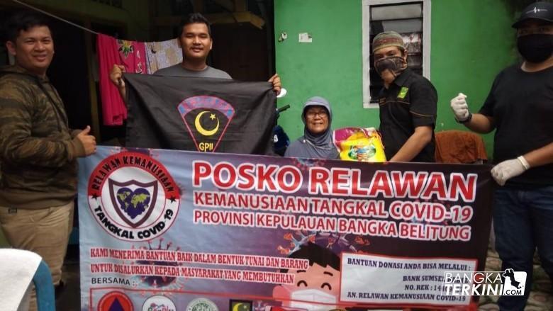 Relawan Kemanusiaan Tangkal Covid-19 Bangka Belitung Bagi sembako ke Masyarakat kurang mampu dan terdampak Covid -19