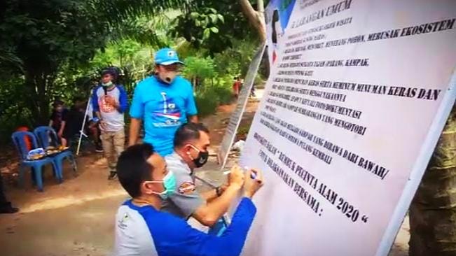 Penandatangan Kesepakatan Pantang Larang bagi Pendaki Gunung Maras, saat Rembuk Pecinta Alam oleh KNPI Bangka Belitung, Minggu (18/10/2020).