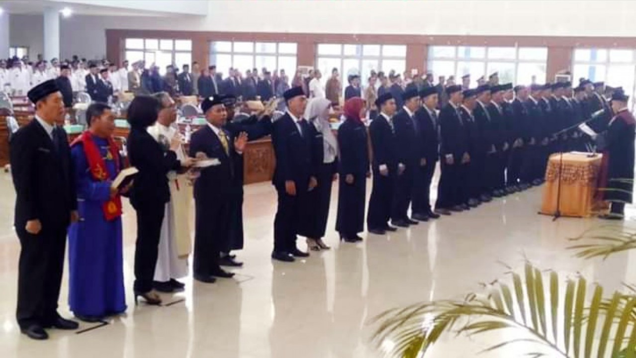 Pelantikan Anggota DPRD Bangka Tengah, Selasa (17/09/2019). Foto/Hum