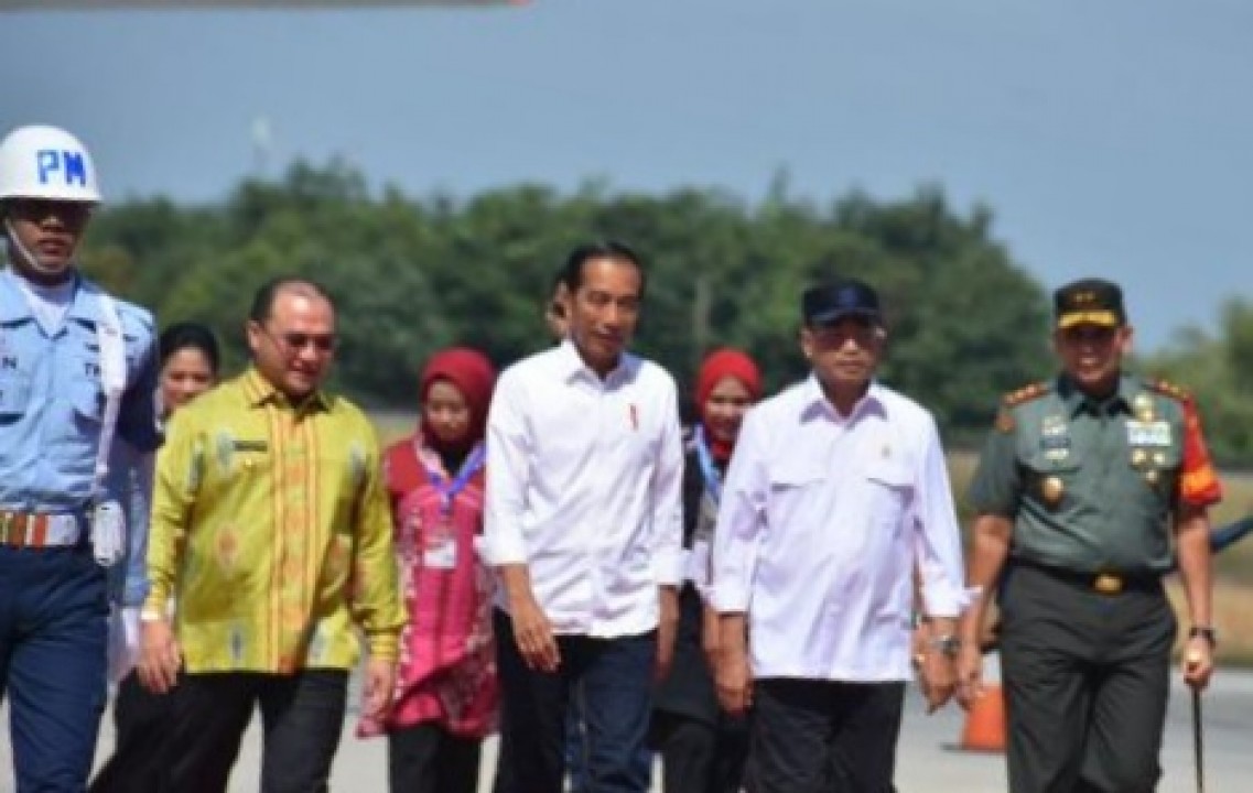 Peresmian Bandara Depati Amir dan juga KEK Tanjung Kelayang, ditandai dengan penandatanganan Prasasti oleh Presiden Jokowi pada Kamis (14/3/2019), di Ruang Chek ini Bandara Depati Amir.
