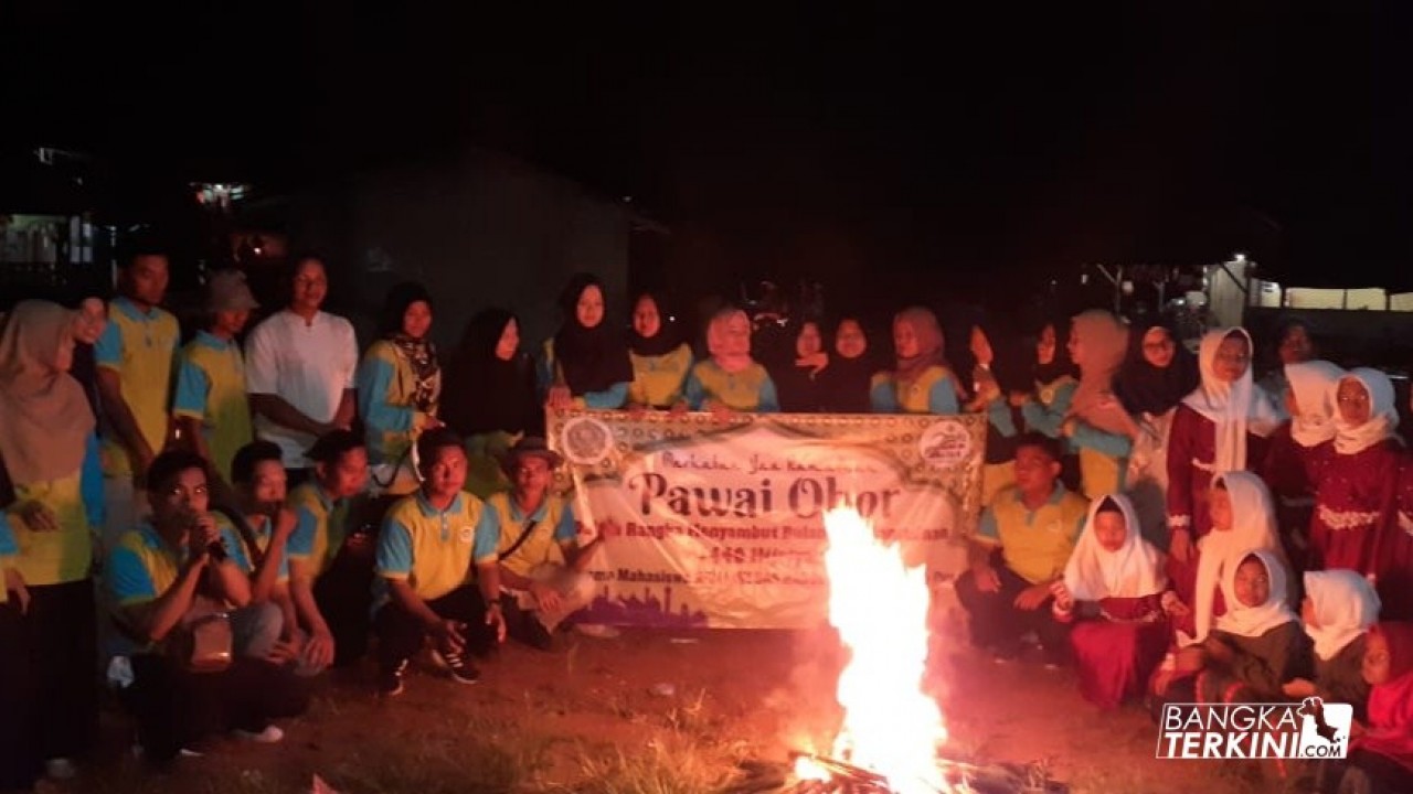Mahasiswa KKN IAIN SAS Babel, bersama masyarakat Desa Pusuk Kecamatan Kelapa menggelar kegiatan pawai obor, Sabtu,(04/05/2019) malam.