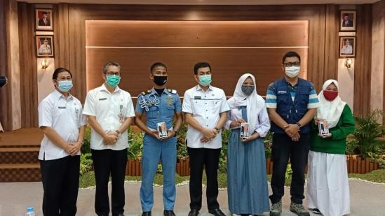 Sekda Bangka Belitung, Naziarto serah sumbangan 200 unit Samsung Galaxy A01 Core ke Pelajar.